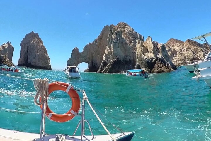 カボ・サン・ルーカスでの景観ボートツアーをお楽しみください。シュノーケリング、オープンバー、ランチ付き、写真8 | wizardtrip