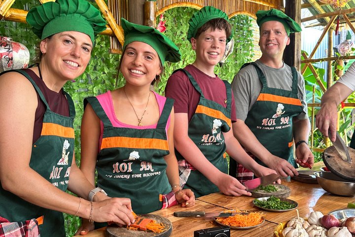 Partecipa a un corso di cucina vietnamita, visita il mercato e fai un giro in barca cesta a Hoi An, foto 40 | wizardtrip