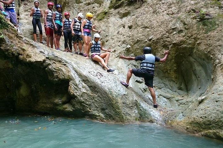 Opplev spenningen ved Damajagua-fossene med hopp, sklier og en dominikansk fest, med avgang fra Puerto Plata cruisehavner, foto 11 | wizardtrip