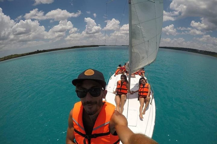 Zeilboottour op Bacalars Lagune van Zeven Kleuren, Mexico, met bezoek aan cenotes en eilanden, foto 8 | wizardtrip