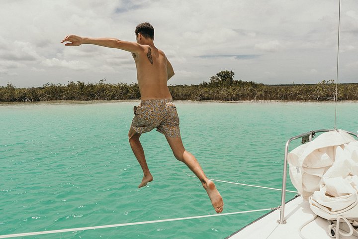 Passeio privativo de veleiro na Lagoa de Bacalar, México, com natação e vistas panorâmicas, foto 8 | wizardtrip