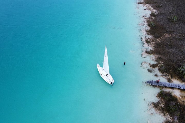 Passeio privativo de veleiro na Lagoa de Bacalar, México, com natação e vistas panorâmicas, foto 9 | wizardtrip