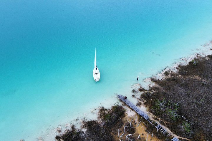 Passeio privativo de veleiro na Lagoa de Bacalar, México, com natação e vistas panorâmicas, foto 11 | wizardtrip