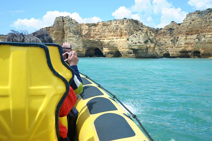 Tour en barco explorando las cuevas del Algarve y buscando delfines cerca de Albufeira, Portugal, foto 6 | wizardtrip