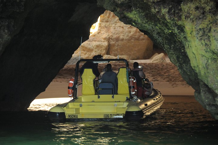 Tour en barco explorando las cuevas del Algarve y buscando delfines cerca de Albufeira, Portugal, foto 9 | wizardtrip