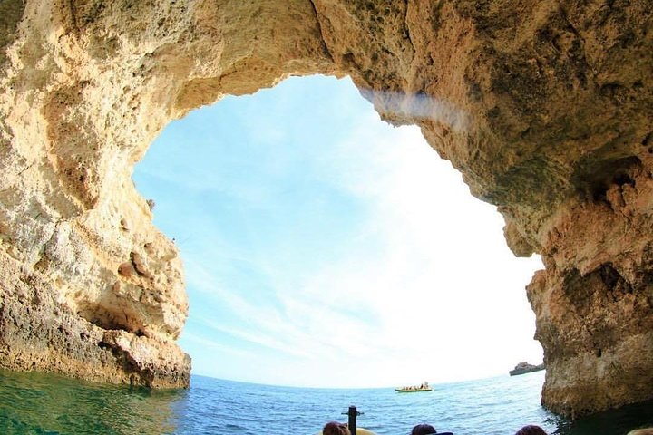 Tour en barco explorando las cuevas del Algarve y buscando delfines cerca de Albufeira, Portugal, foto 10 | wizardtrip