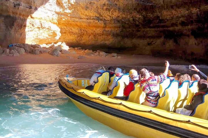 Tour en barco explorando las cuevas del Algarve y buscando delfines cerca de Albufeira, Portugal, foto 11 | wizardtrip