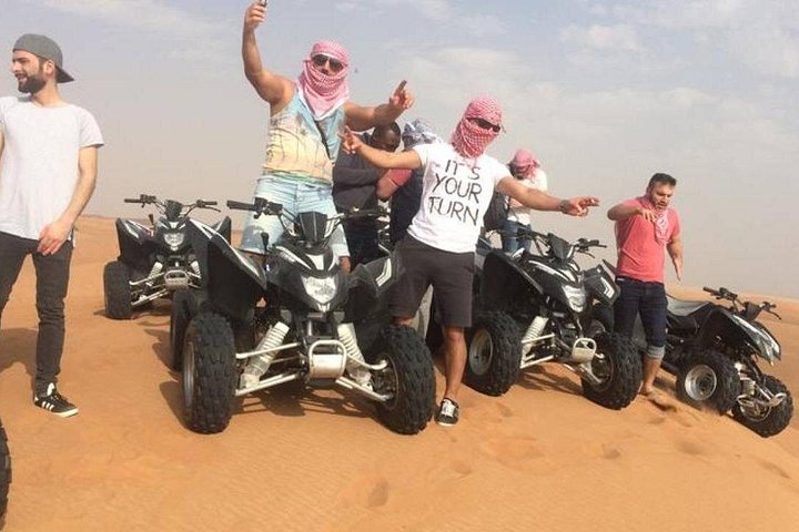 Oplev en spændende ørkensafari i Dubai med dune bashing, quad biking, kamelridt og kulturelle shows, foto 18 | wizardtrip