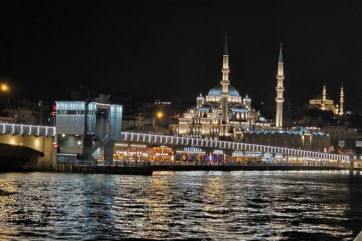 イスタンブールのボスポラス海峡クルーズ、水上から象徴的なランドマークと街のスカイラインを紹介、写真33 | wizardtrip