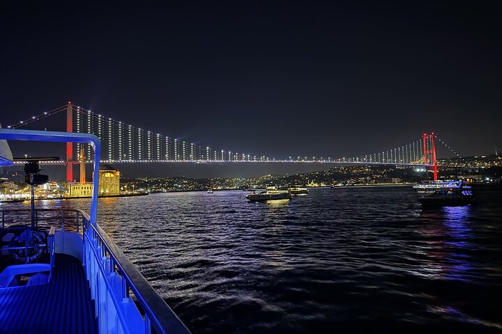 イスタンブールのボスポラス海峡クルーズ、水上から象徴的なランドマークと街のスカイラインを紹介、写真41 | wizardtrip