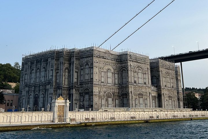 イスタンブールのボスポラス海峡クルーズ、水上から象徴的なランドマークと街のスカイラインを紹介、写真46 | wizardtrip