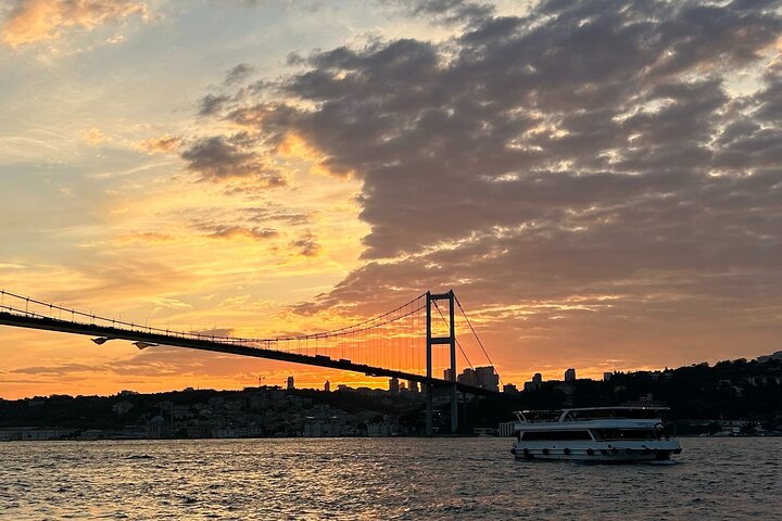 Croisières sur le Bosphore à Istanbul : Jour, Coucher de Soleil et Nuit | wizardtrip