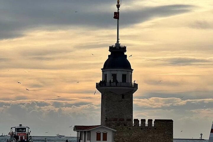 Naturskønt bådkrydstogt på Istanbuls Bosporus-stræde, der viser ikoniske vartegn, foto 12 | wizardtrip