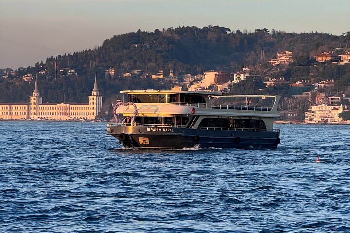 Naturskønt bådkrydstogt på Istanbuls Bosporus-stræde, der viser ikoniske vartegn, foto 23 | wizardtrip
