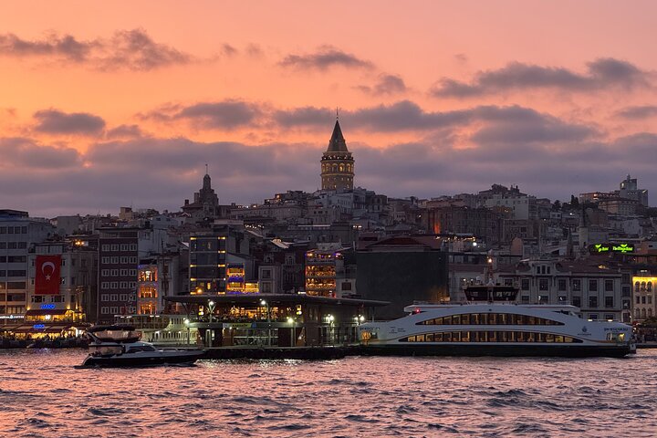 Naturskønt bådkrydstogt på Istanbuls Bosporus-stræde, der viser ikoniske vartegn, foto 27 | wizardtrip