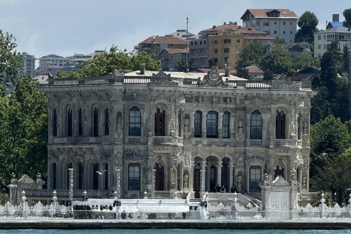 Naturskønt bådkrydstogt på Istanbuls Bosporus-stræde, der viser ikoniske vartegn, foto 31 | wizardtrip