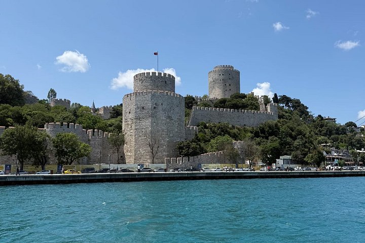 Naturskønt bådkrydstogt på Istanbuls Bosporus-stræde, der viser ikoniske vartegn, foto 32 | wizardtrip