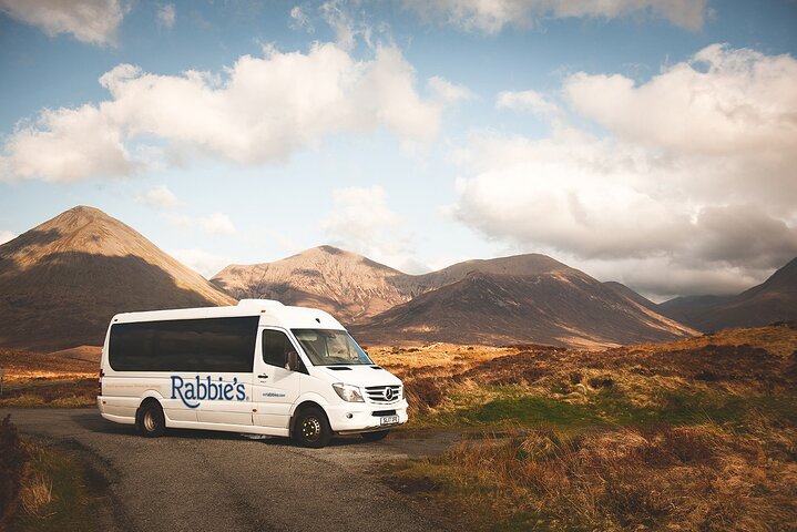 Schilderachtige dagtocht naar Skye en Eilean Donan Castle vanuit Inverness, met dramatische landschappen en historische locaties, foto 10 | wizardtrip