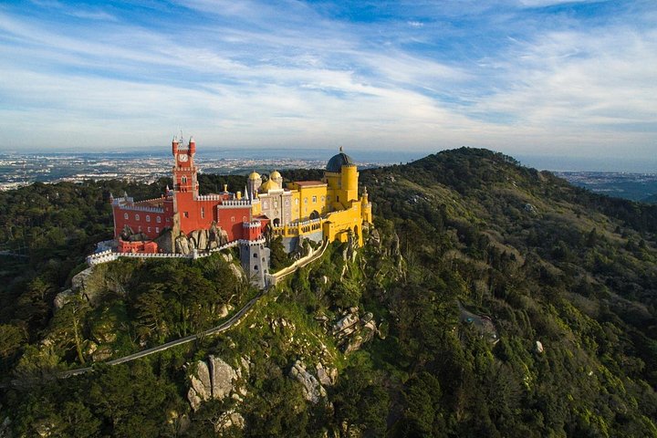 Tour en grupo reducido explorando el Palacio da Pena de Sintra, la costa de Cascais y Cabo da Roca desde Lisboa, foto 10 | wizardtrip