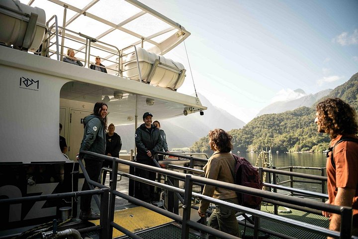 Panoramafahrt durch den Doubtful Sound, Fiordland Nationalpark, Neuseeland, mit Tierwelt und Landschaften, Foto 6 | wizardtrip