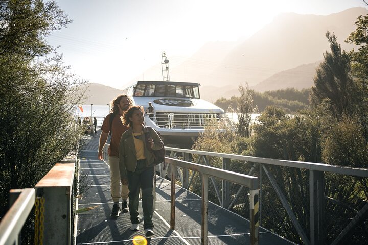 Panoramafahrt durch den Doubtful Sound, Fiordland Nationalpark, Neuseeland, mit Tierwelt und Landschaften, Foto 7 | wizardtrip