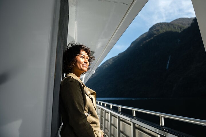 Panoramafahrt durch den Doubtful Sound, Fiordland Nationalpark, Neuseeland, mit Tierwelt und Landschaften, Foto 9 | wizardtrip