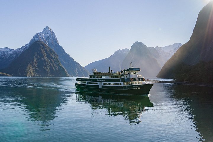Malerische Kreuzfahrt durch den Milford Sound, Neuseeland, mit dramatischen Fjordlandschaften und Tierwelt, Foto 6 | wizardtrip