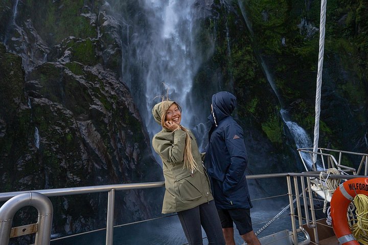 Malerische Kreuzfahrt durch den Milford Sound, Neuseeland, mit dramatischen Fjordlandschaften und Tierwelt, Foto 8 | wizardtrip