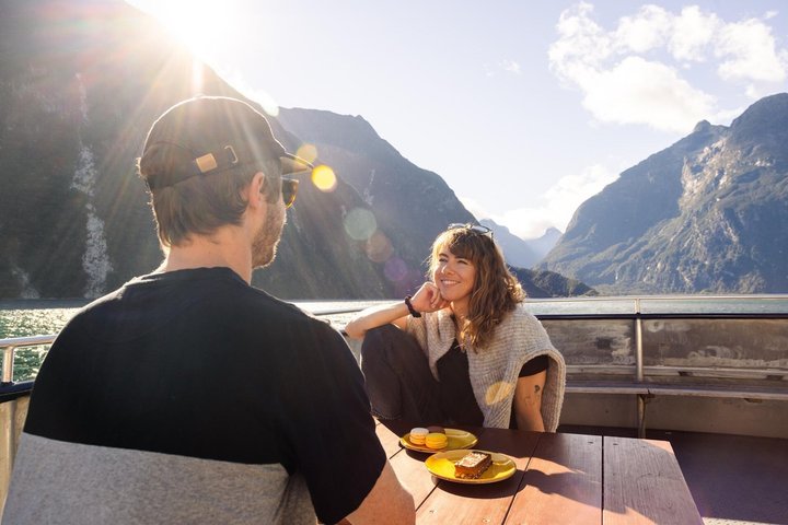 Malerische Kreuzfahrt durch den Milford Sound, Neuseeland, mit dramatischen Fjordlandschaften und Tierwelt, Foto 11 | wizardtrip