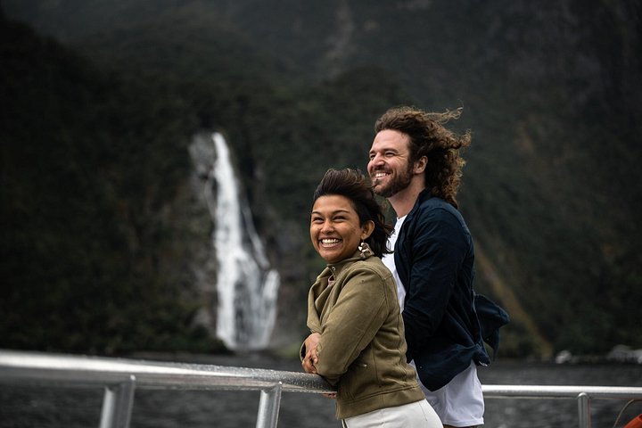 Malerische Kreuzfahrt durch den Milford Sound, Neuseeland, mit dramatischen Fjordlandschaften und Tierwelt, Foto 12 | wizardtrip