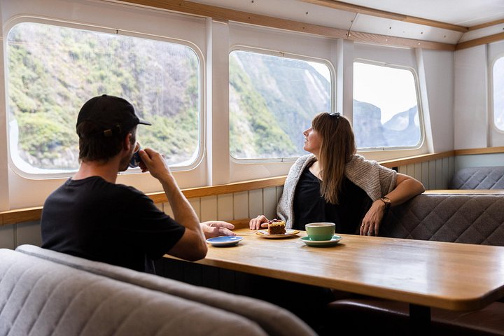 Malerische Kreuzfahrt durch den Milford Sound, Neuseeland, mit dramatischen Fjordlandschaften und Tierwelt, Foto 13 | wizardtrip