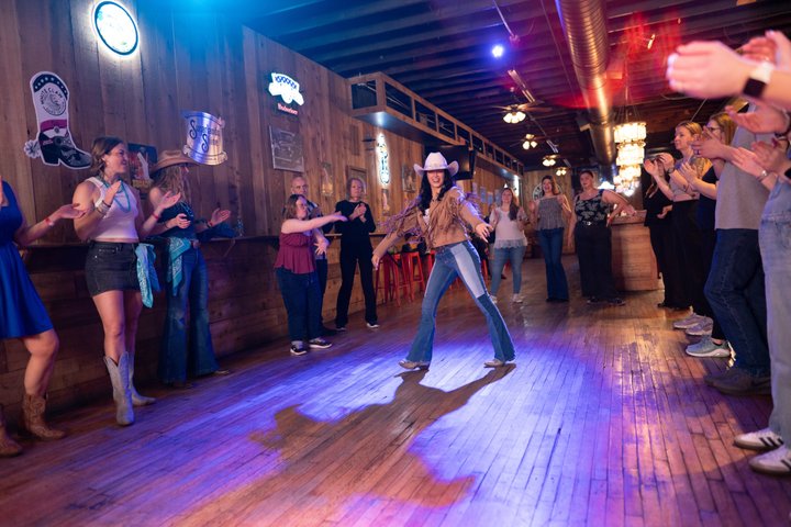 Line Dancing sur Broadway + Niveau Débutant + Vidéo Souvenir | wizardtrip