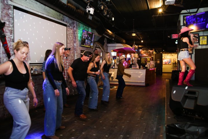 Lernen Sie Country Line Dance in einem Nashville Honky Tonk mit einem Erinnerungsvideo, Foto 23 | wizardtrip