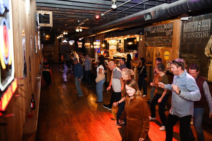 Lernen Sie Country Line Dance in einem Nashville Honky Tonk mit einem Erinnerungsvideo, Foto 38 | wizardtrip