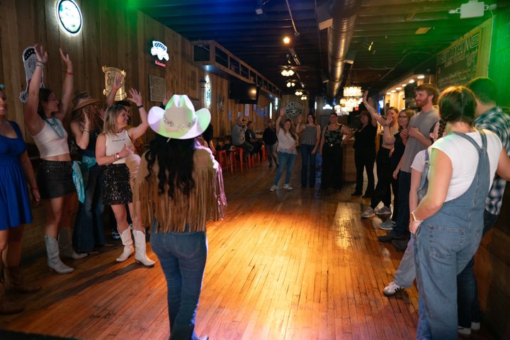 Lernen Sie Country Line Dance in einem Nashville Honky Tonk mit einem Erinnerungsvideo, Foto 39 | wizardtrip