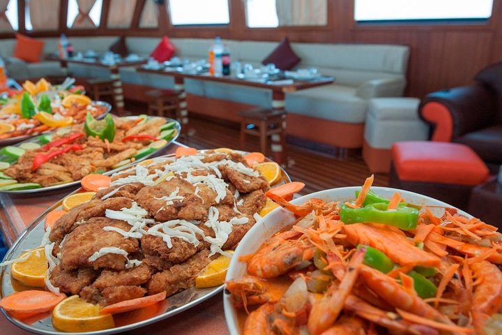 Crucero de lujo en yate en Hurgada con snorkel, visita a isla, deportes acuáticos y masaje a bordo, foto 18 | wizardtrip