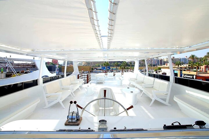 Crucero de lujo en yate en Hurgada con snorkel, visita a isla, deportes acuáticos y masaje a bordo, foto 39 | wizardtrip