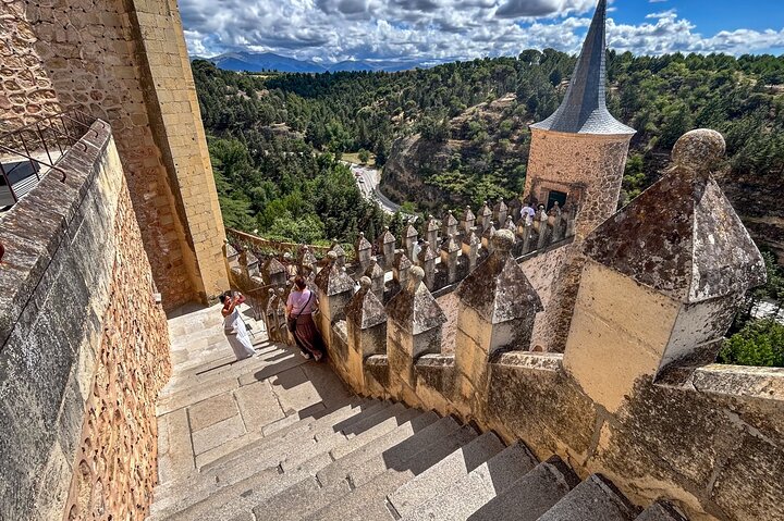 Esplora la storica Toledo, Segovia e Ávila in un tour guidato di un'intera giornata da Madrid, con monumenti iconici e pranzo opzionale, foto 15 | wizardtrip