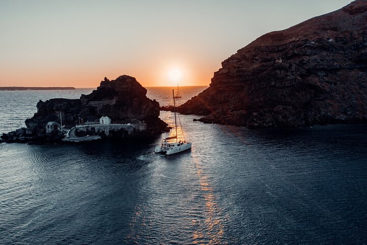 Croisière Catamaran Romantique au Coucher du Soleil sur la Caldeira avec Repas et Boissons | wizardtrip