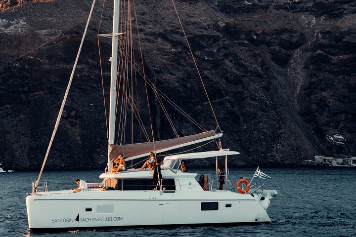 Cruzeiro de catamarã em Santorini ao pôr do sol com refeição de churrasco e bebidas, foto 6 | wizardtrip