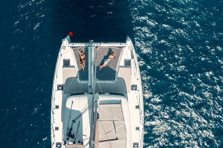 Cruzeiro de catamarã em Santorini ao pôr do sol com refeição de churrasco e bebidas, foto 8 | wizardtrip