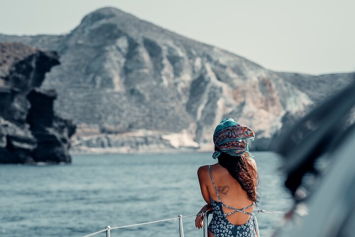 Cruzeiro de catamarã em Santorini ao pôr do sol com refeição de churrasco e bebidas, foto 11 | wizardtrip