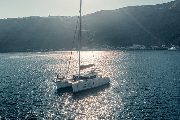 Cruzeiro de catamarã em Santorini ao pôr do sol com refeição de churrasco e bebidas, foto 12 | wizardtrip