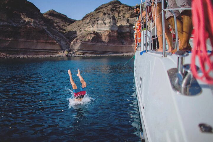 Cruzeiro de catamarã em Santorini ao pôr do sol com refeição de churrasco e bebidas, foto 13 | wizardtrip
