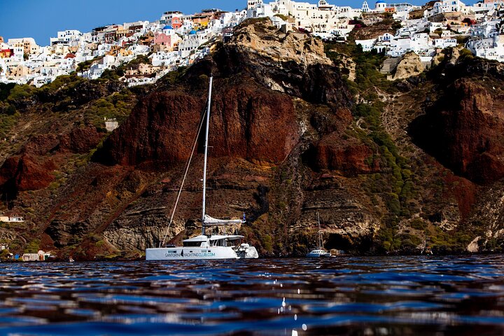 Cruzeiro de catamarã em Santorini ao pôr do sol com refeição de churrasco e bebidas, foto 14 | wizardtrip