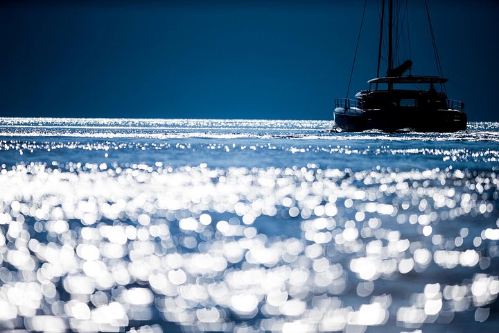 Cruzeiro de catamarã em Santorini ao pôr do sol com refeição de churrasco e bebidas, foto 16 | wizardtrip