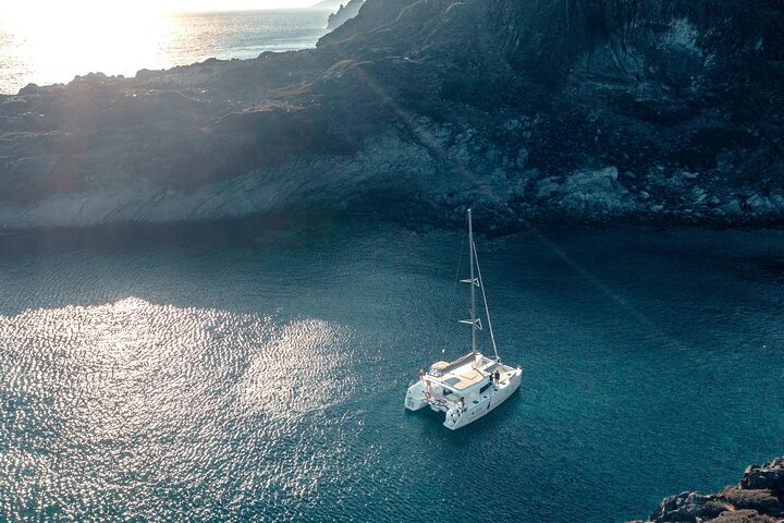 Cruzeiro de catamarã em Santorini ao pôr do sol com refeição de churrasco e bebidas, foto 17 | wizardtrip