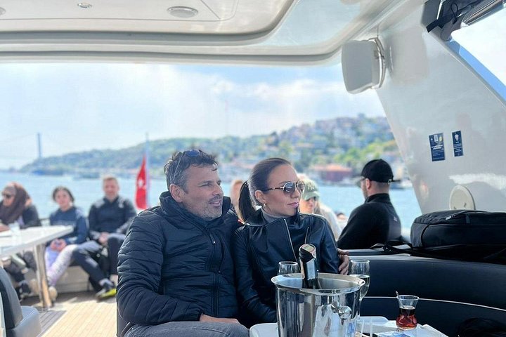 Luksusyachtcruise på Istanbuls Bosporos-stredet, med landemerker og den asiatiske siden, foto 7 | wizardtrip