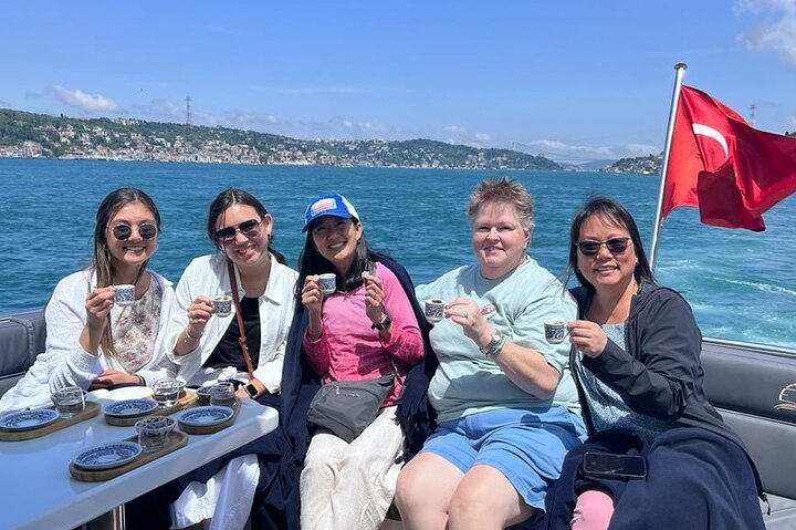 Luksusyachtcruise på Istanbuls Bosporos-stredet, med landemerker og den asiatiske siden, foto 8 | wizardtrip
