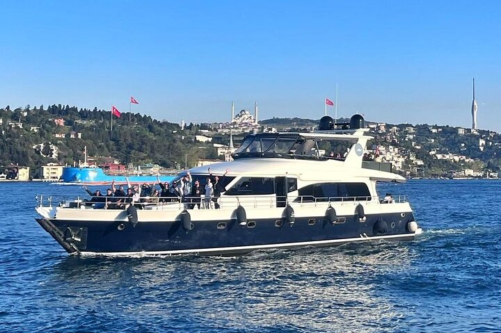 Luksusyachtcruise på Istanbuls Bosporos-stredet, med landemerker og den asiatiske siden, foto 9 | wizardtrip